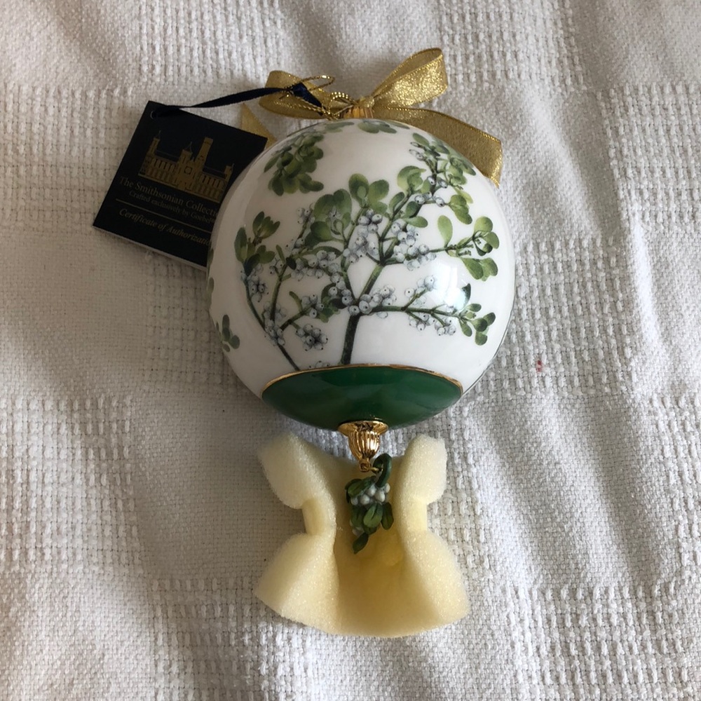 REDUCED - Smithsonian Christmas Ornament